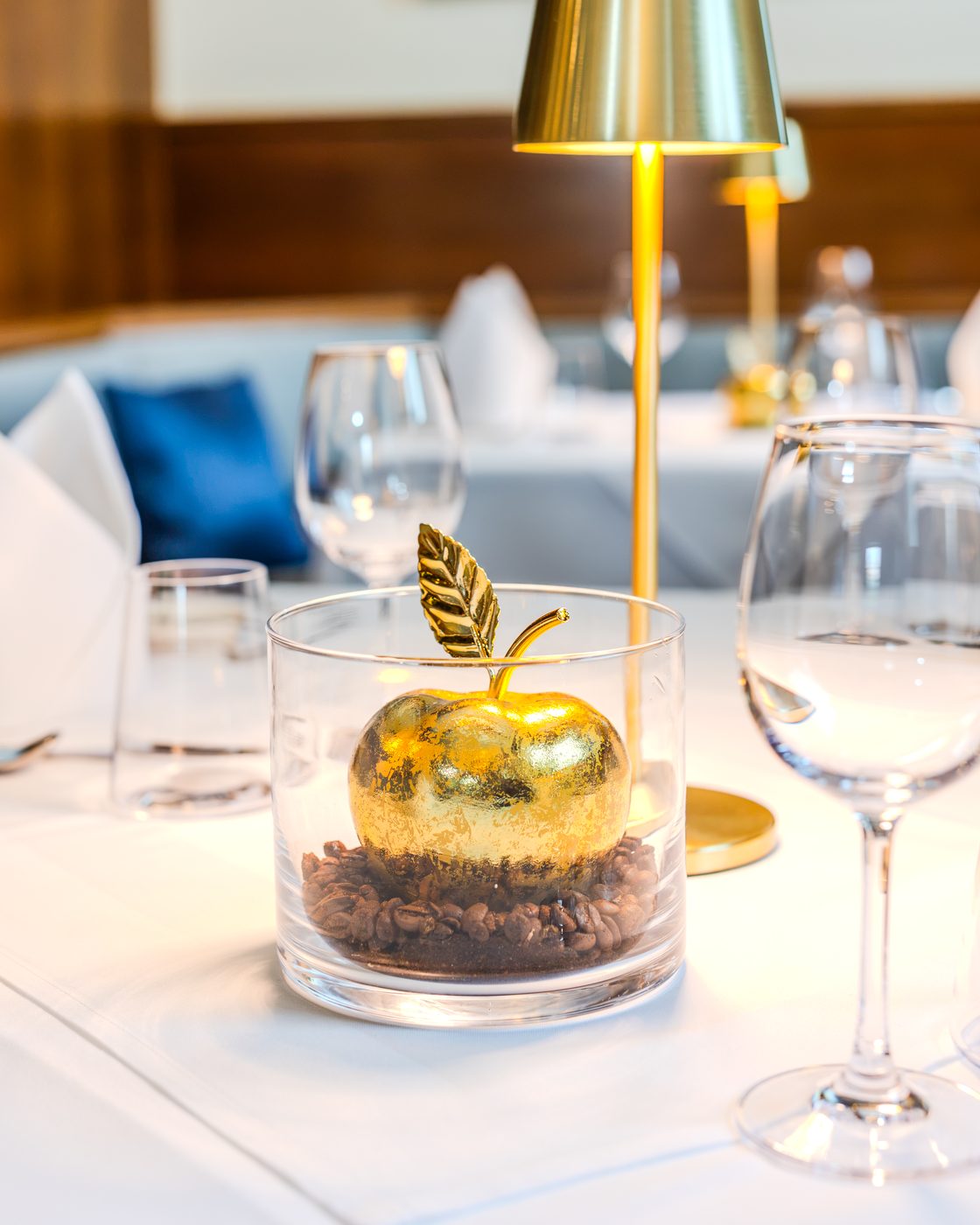 Goldener Apfel als Tischdekoration im Restaurant