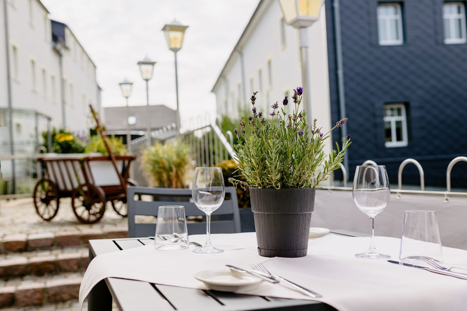 Eingedeckter Tisch mit Lavendel auf der Terrasse